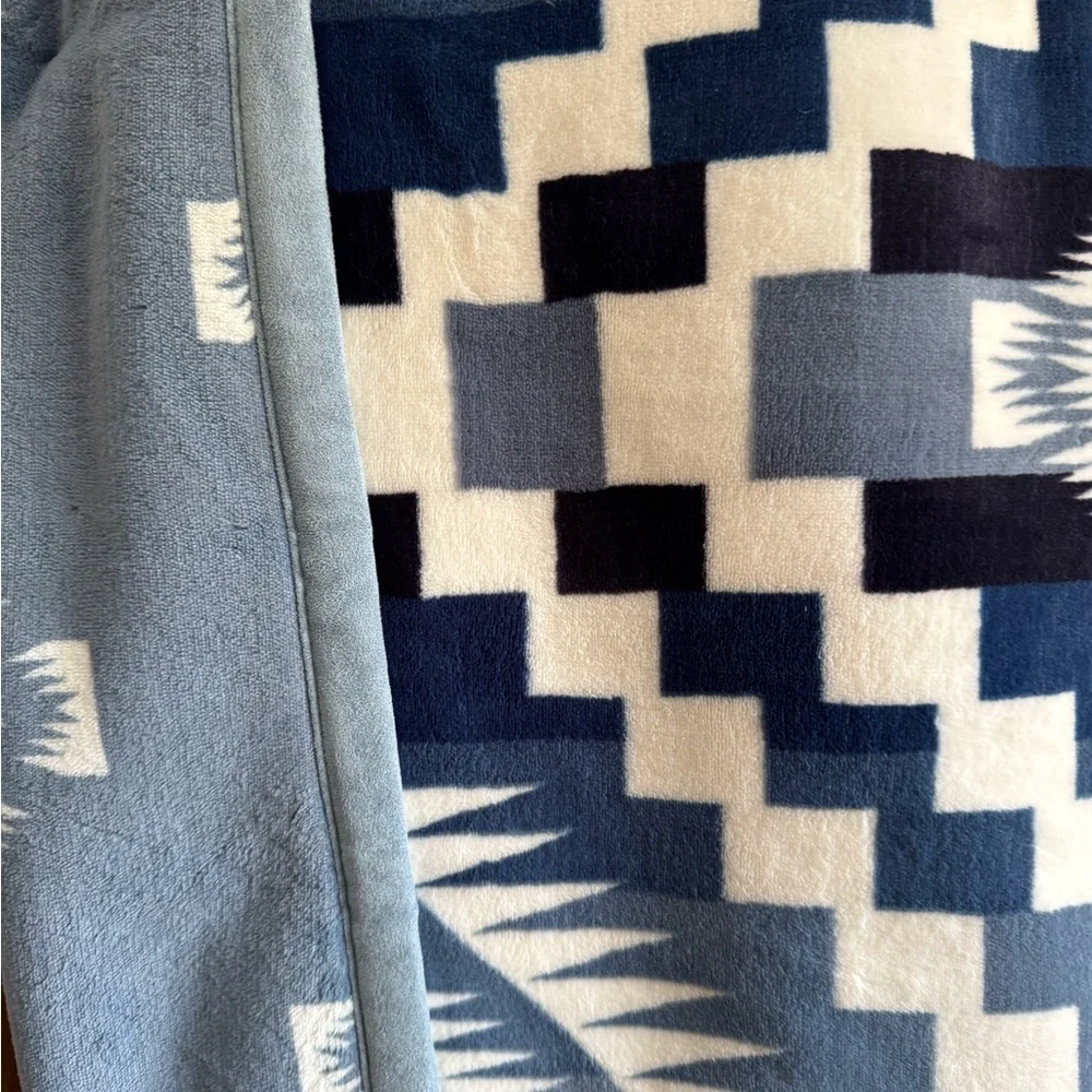 Pendleton Oversized Blue and White Geometric Blanket Throw 60”x80”